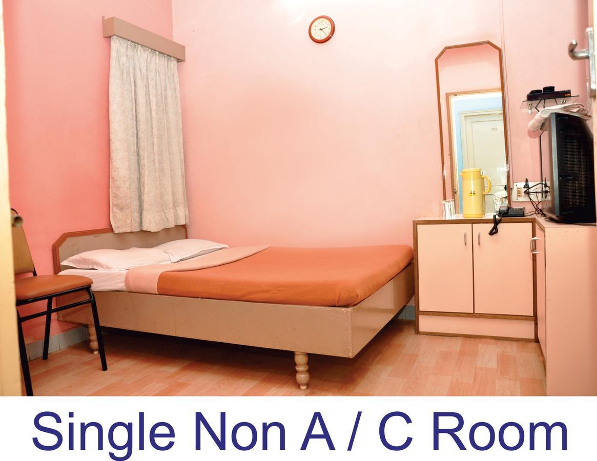 Hotel Baba Rajkot Extérieur photo