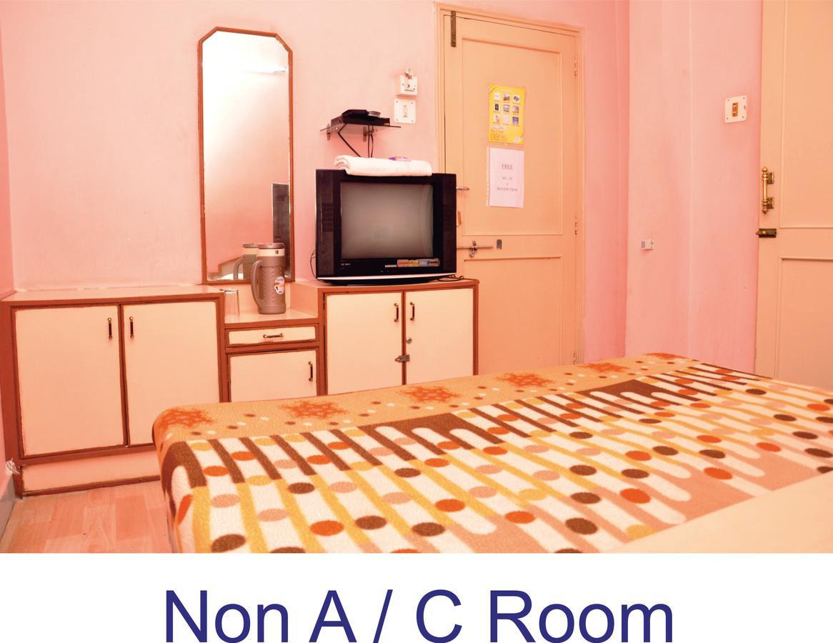 Hotel Baba Rajkot Extérieur photo